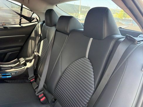 Used 2018 Toyota Camry SE FWD image 19