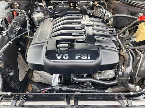 Used 2016 Volkswagen Touareg Sport image 31