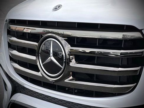 New 2026 Mercedes-Benz GLS 580 4MATIC image 4