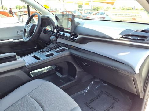 Certified 2025 Toyota Sienna LE FWD image 23