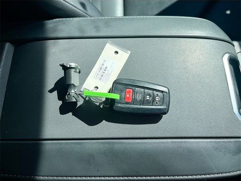 Used 2023 Toyota Highlander XLE image 34