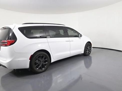 Used 2022 Chrysler Pacifica Limited w/ S Appearance Package AWD/4WD image 7