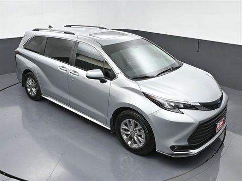 Used 2025 Toyota Sienna XLE FWD image 38