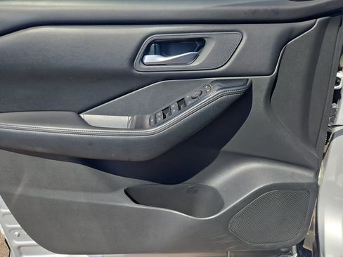 Certified 2025 Nissan Rogue SV FWD image 27