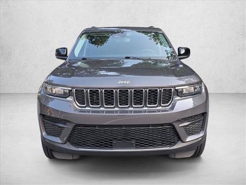 Used 2023 Jeep Grand Cherokee Laredo w/ Luxury Tech Group I AWD/4WD image 2