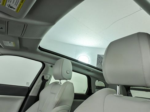 Used 2018 Land Rover Range Rover Evoque SE Premium image 20