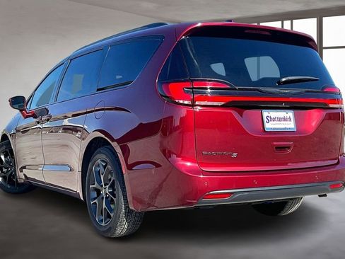 Used 2021 Chrysler Pacifica Touring-L w/ Uconnect Theater Family Group image 4