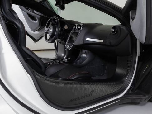 Used 2022 McLaren GT image 30
