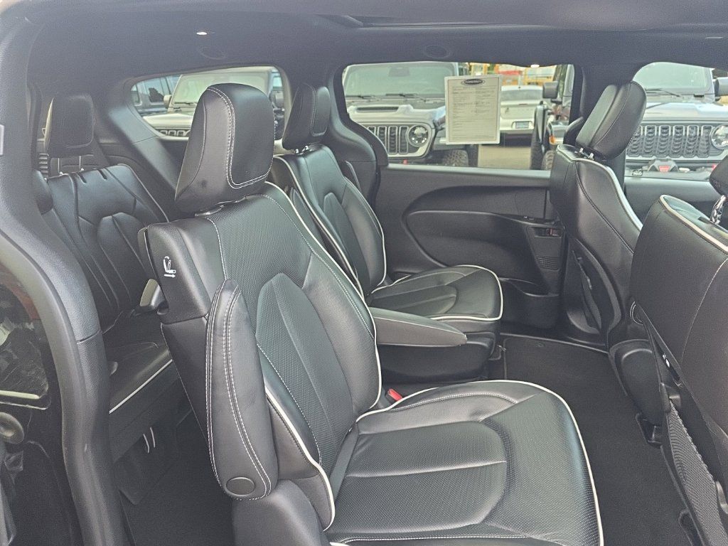 Used 2023 Chrysler Pacifica Limited w/ S Appearance Package FWD image 11
