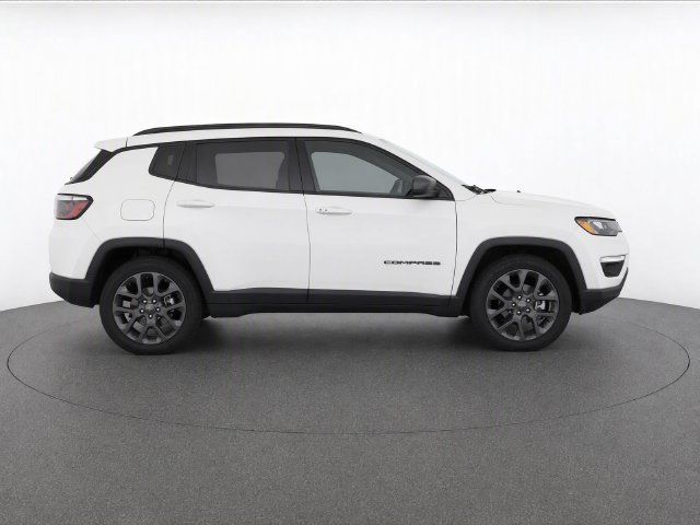 Used 2021 Jeep Compass Latitude FWD image 4