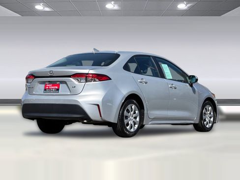 Used 2023 Toyota Corolla LE image 3