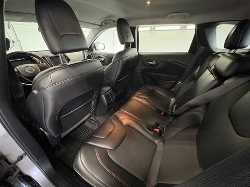 Used 2020 Jeep Cherokee Trailhawk image 28