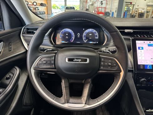 Used 2023 Jeep Grand Cherokee L Limited AWD/4WD image 24