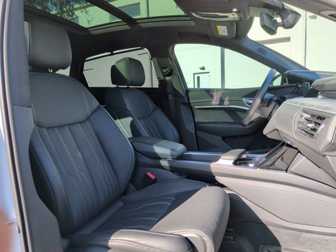 Used 2023 Audi e-tron Prestige w/ Prestige Package image 35