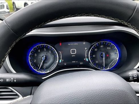 Used 2023 Chrysler Pacifica Touring-L FWD image 13