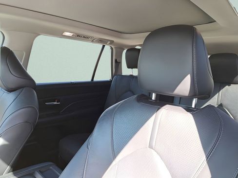 Used 2024 Toyota Grand Highlander Limited image 19