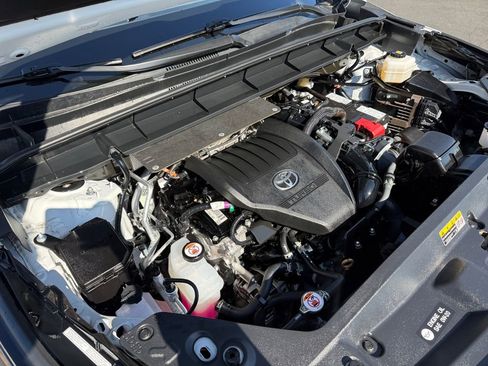 Used 2024 Toyota Highlander XLE FWD image 20
