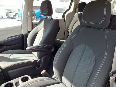Used 2023 Chrysler Voyager LX FWD image 13
