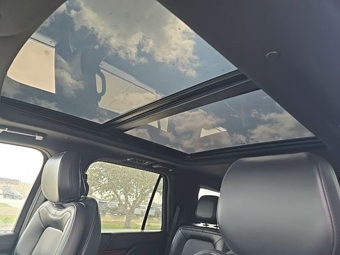 Used 2024 Lincoln Navigator Premiere image 9