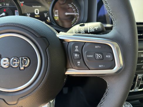 Certified 2025 Jeep Wrangler Sahara AWD/4WD image 23