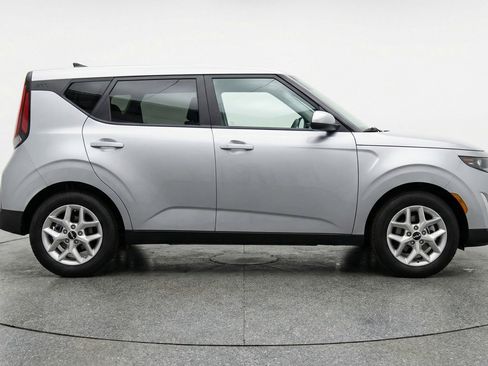 Used 2025 Kia Soul LX w/ LX Technology Package FWD image 9