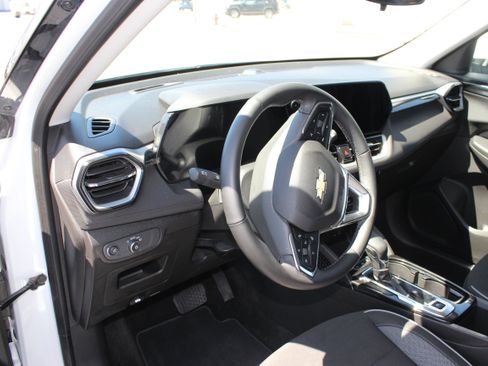 Used 2024 Chevrolet TrailBlazer LT w/ LT Cold Weather Package AWD/4WD image 23