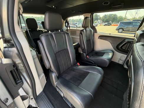 Used 2017 Dodge Grand Caravan SXT w/ Driver Convenience Group FWD image 17