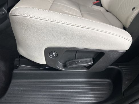 Used 2023 Kia Telluride EX w/ EX Captain's Chair Package image 25