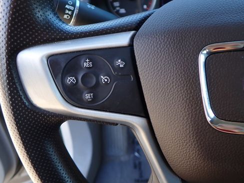 Used 2022 GMC Acadia SLE image 12