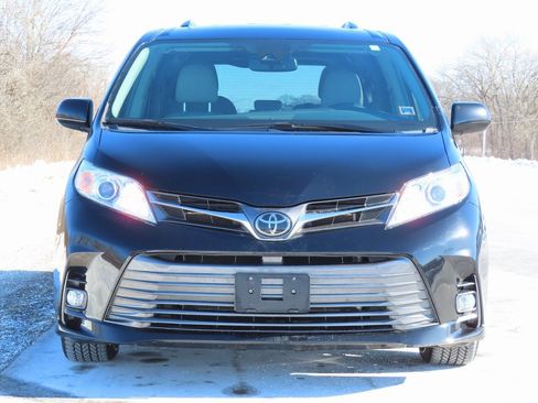 Used 2019 Toyota Sienna XLE image 7