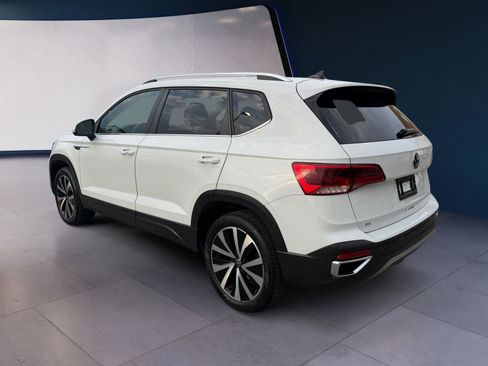 Used 2024 Volkswagen Taos SE w/ MDO Package image 3