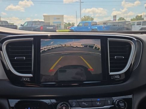 Used 2025 Chrysler Pacifica Select FWD image 35