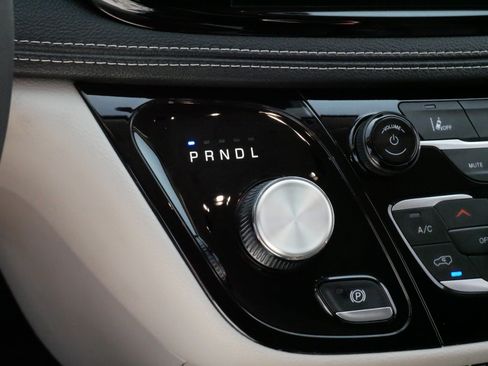 Used 2023 Chrysler Pacifica Touring-L FWD image 24