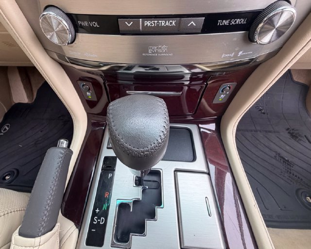 Used 2015 Lexus LX 570 4WD w/ Luxury Package image 28