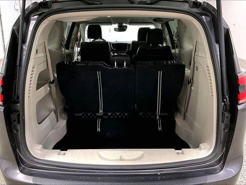 Used 2023 Chrysler Pacifica Touring-L image 7