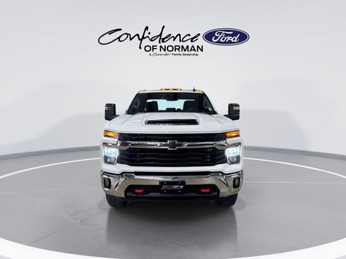 Used 2024 Chevrolet Silverado 2500 LT image 2