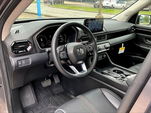 Certified 2025 Honda Pilot Touring image 18