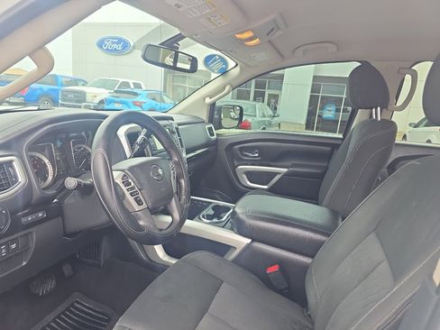 Used 2017 Nissan Titan SV image 16