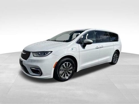 Used 2023 Chrysler Pacifica Touring-L FWD image 3