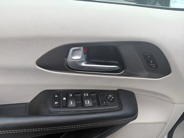 Used 2024 Chrysler Pacifica Touring-L FWD image 14