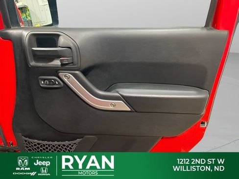 Used 2015 Jeep Wrangler Unlimited Rubicon w/ Max Tow Package AWD/4WD image 35