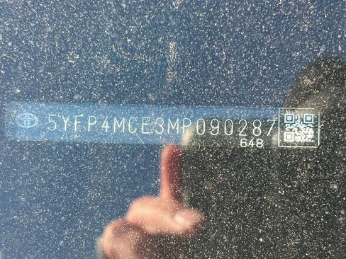 Used 2021 Toyota Corolla SE w/ SE Premium Package image 3