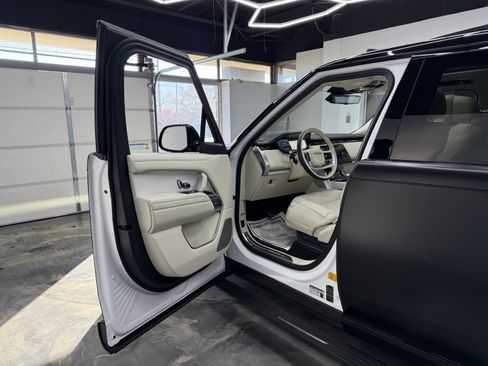 Used 2023 Land Rover Range Rover SV image 11