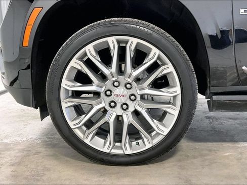 Used 2025 GMC Yukon Denali Ultimate AWD/4WD image 10