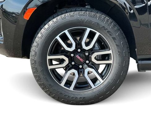 Used 2023 GMC Yukon AT4 w/ AT4 Premium Package AWD/4WD image 8