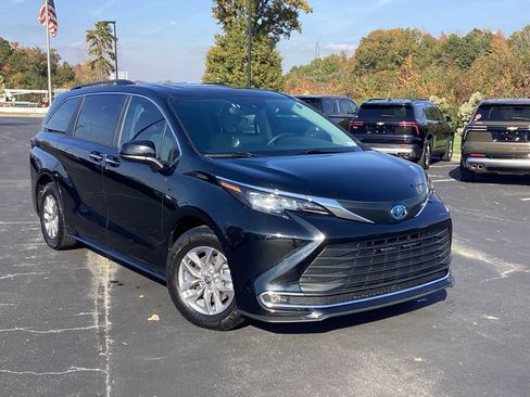 Used 2024 Toyota Sienna XLE image 7