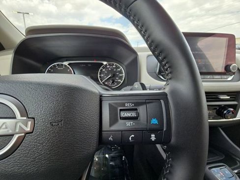 Certified 2025 Nissan Rogue SV FWD image 12