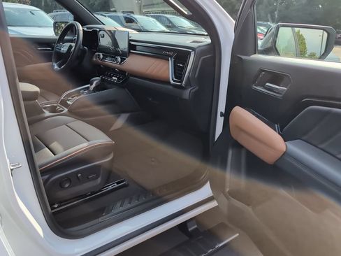 Used 2024 GMC Canyon AT4 w/ AT4 Premium Package AWD/4WD image 6