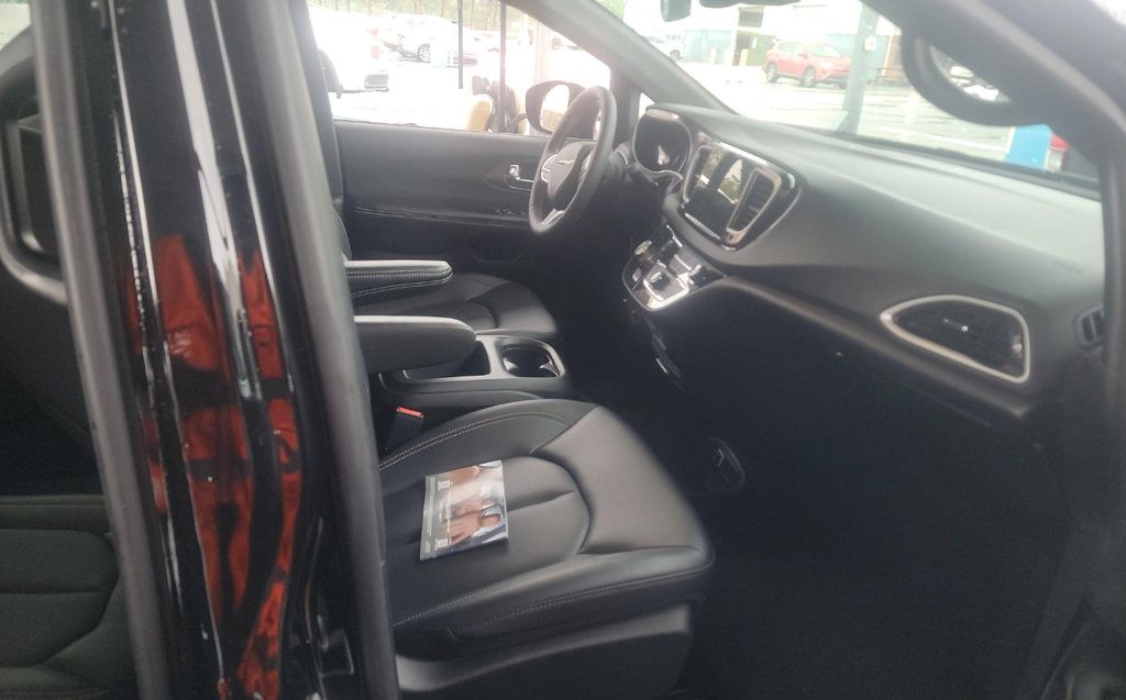 Used 2026 Chrysler Pacifica Select FWD image 2