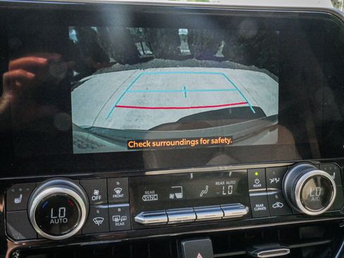 Used 2024 Toyota Highlander XLE FWD image 25